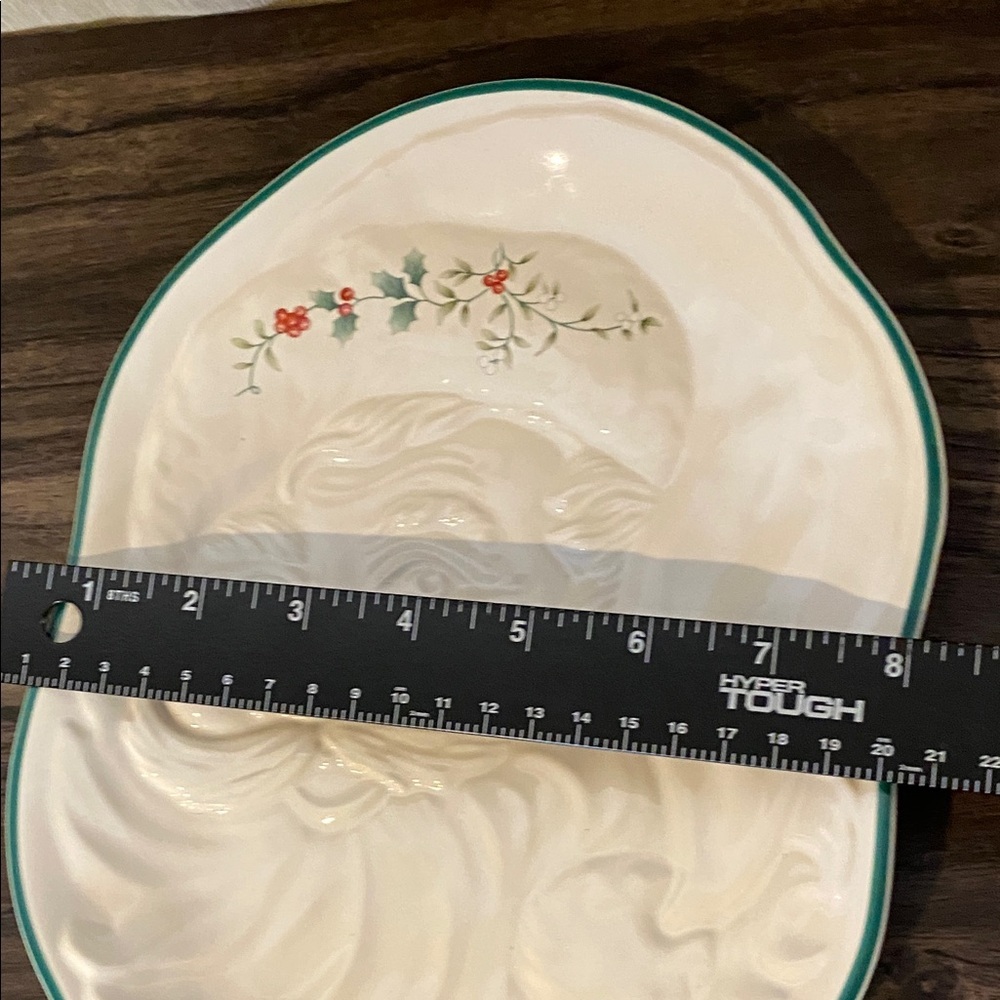 Pfaltzgraff Winterberry Embossed Santa Claus Ceramic Plate with Green Trim. - Picture 7 of 10